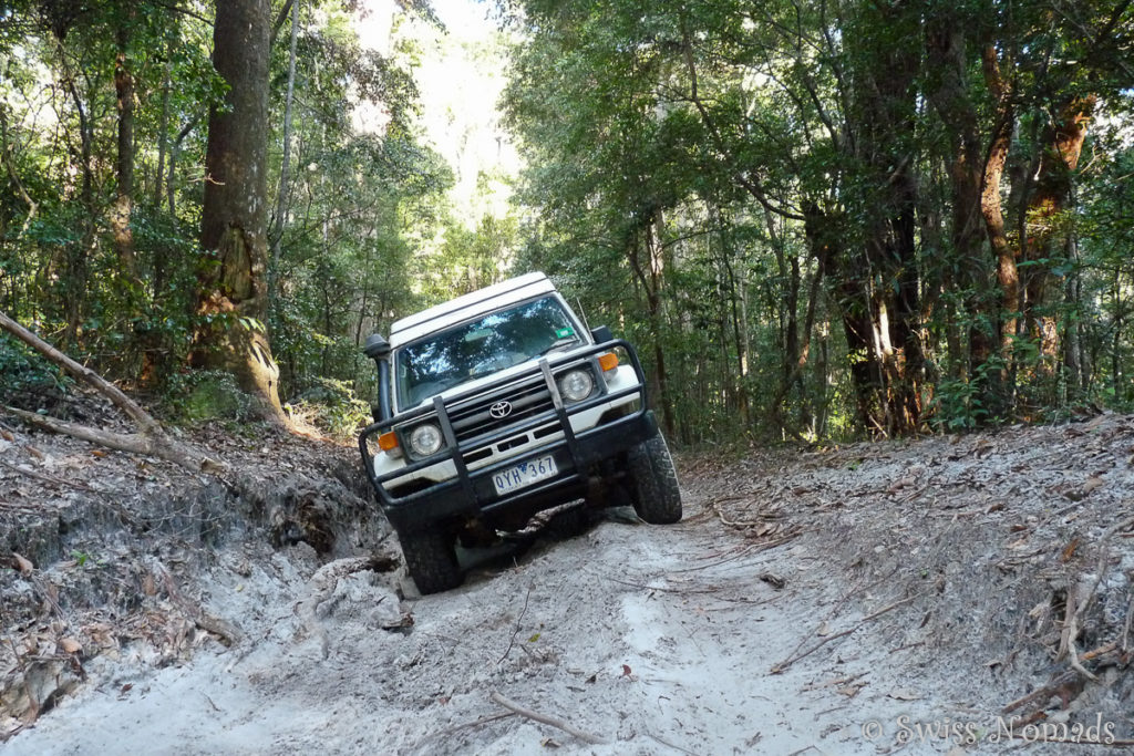 Toyota Landcruiser in Schräglage auf dem Track auf Fraser Island