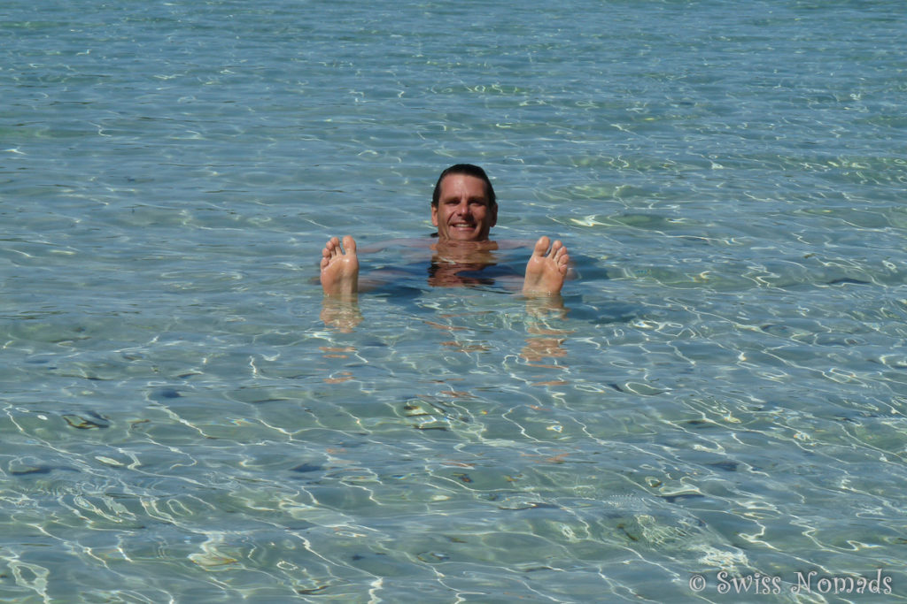 Marcel am baden im glasklaren Wasser des Lake Birrabeen auf Fraser Island