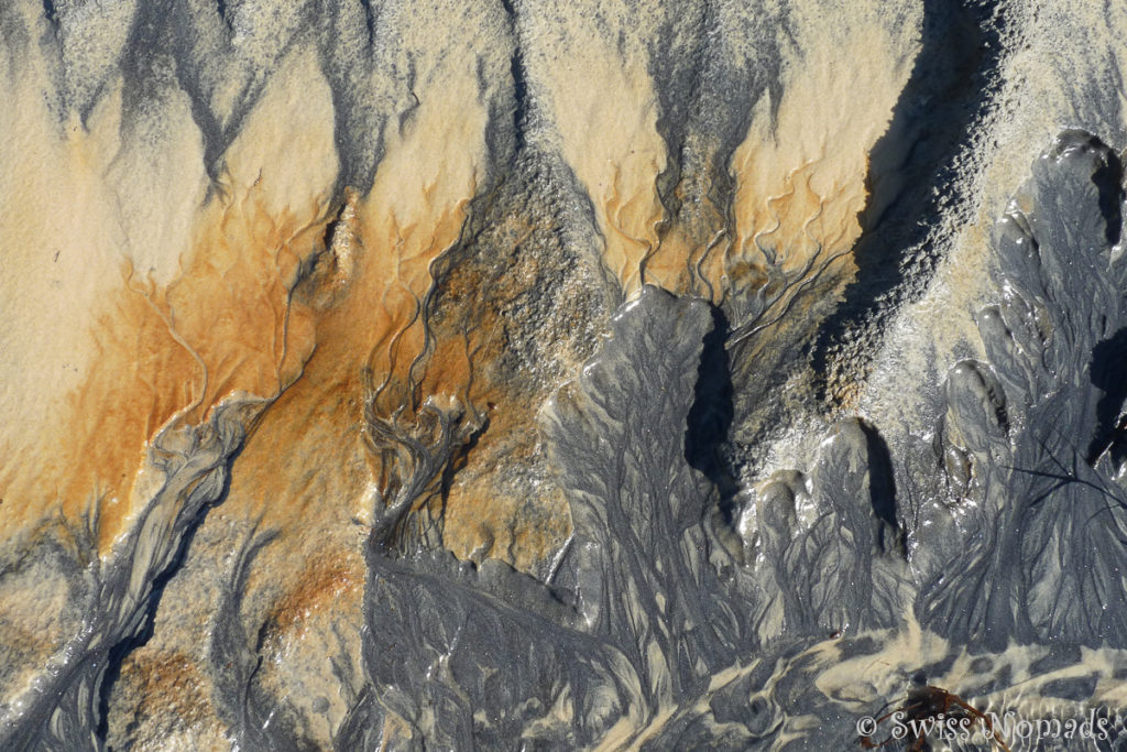 Kunstwerk aus verschiedenfarbigem Sand auf Fraser Island