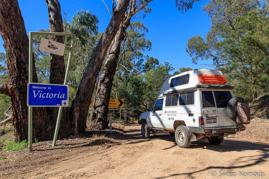 Staatsgrenze auf dem Barry Way im Victorian High Country