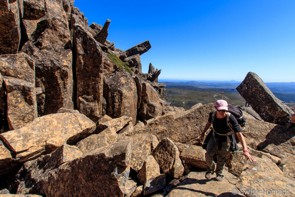 Klettern über Felsen auf dem Cradle Mountain Summit Track