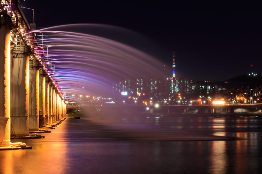 Der Rainbow Fountain bei der Banpo Bridge in Seoul