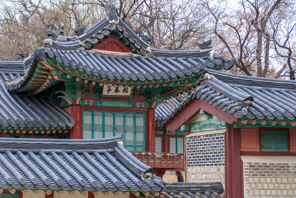 Die geschwungenen Dächer des Changdeokgung Palace in Seoul