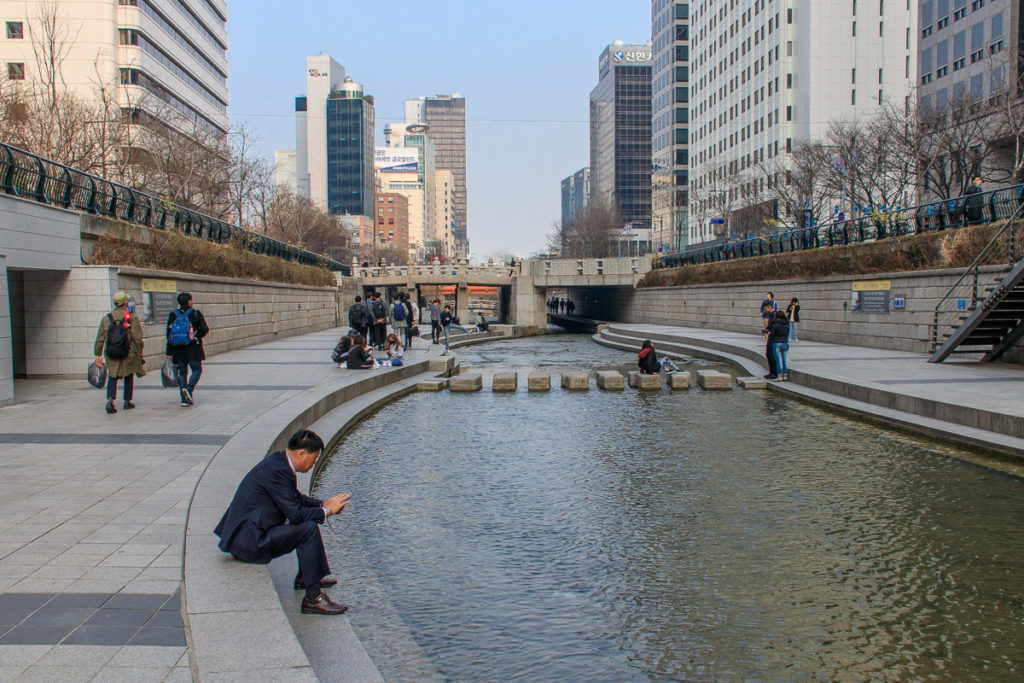 Der Cheonggyecheon Stream ist eine Sehenswürdigkeit mitten in Seoul