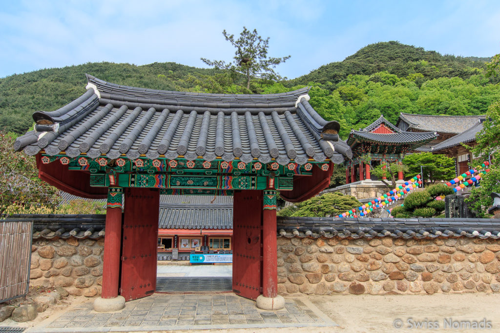 Tor des Hwaeomsa Tempel im Jirisan Nationalpark