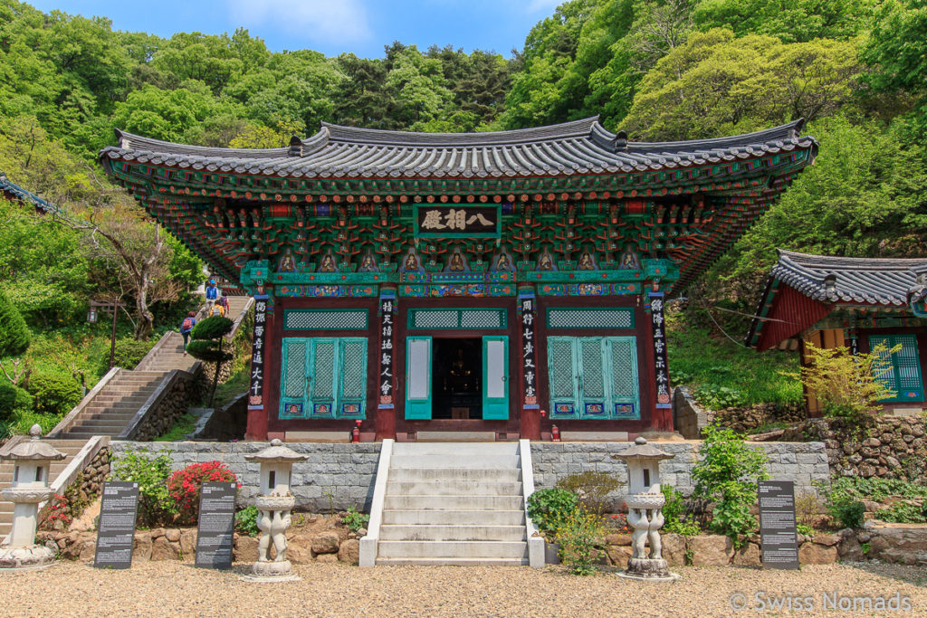 Tempelhalle des Ssanggyesa Tempel im Jirisan Nationalpark