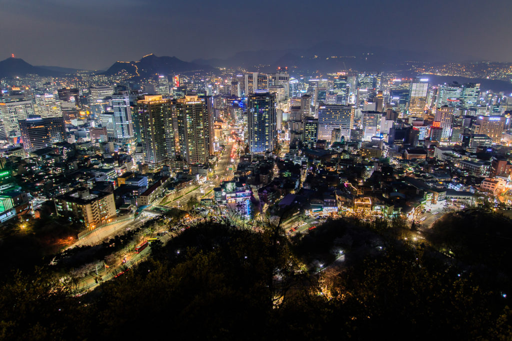 Die Aussicht vom Namsan Seoul Tower bei Nacht