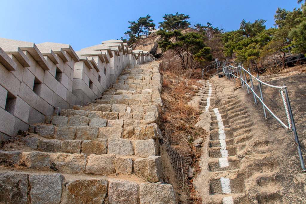 Die Stadtmauer über den Mt Bugaksan ist eine der beliebtesten Sehenswürdigkeiten in Seoul