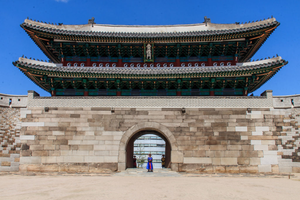 Das Sungnyemun Gate entlang der Stadtmauer gilt als eine der Top Sehenswürdigkeiten in Seoul