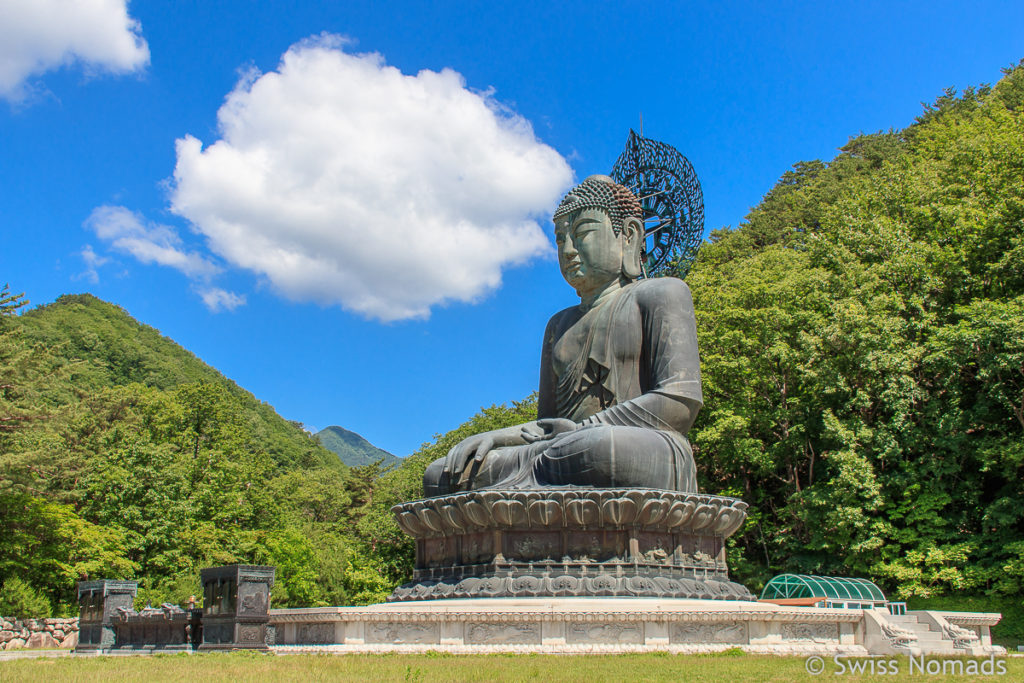 Die riesige Buddha Statue des Sinheungsa Tempel im Seoraksan Nationalpark