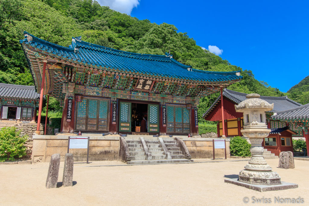 Die Tempelhalle des Sinheungsa Tempels bei Seorakdong