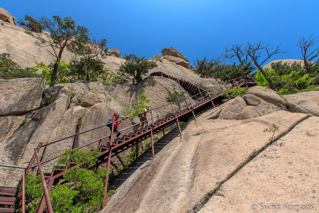 Die Treppen beim Aufstieg zum Ulsanbawi im Seoraksan Nationalpark