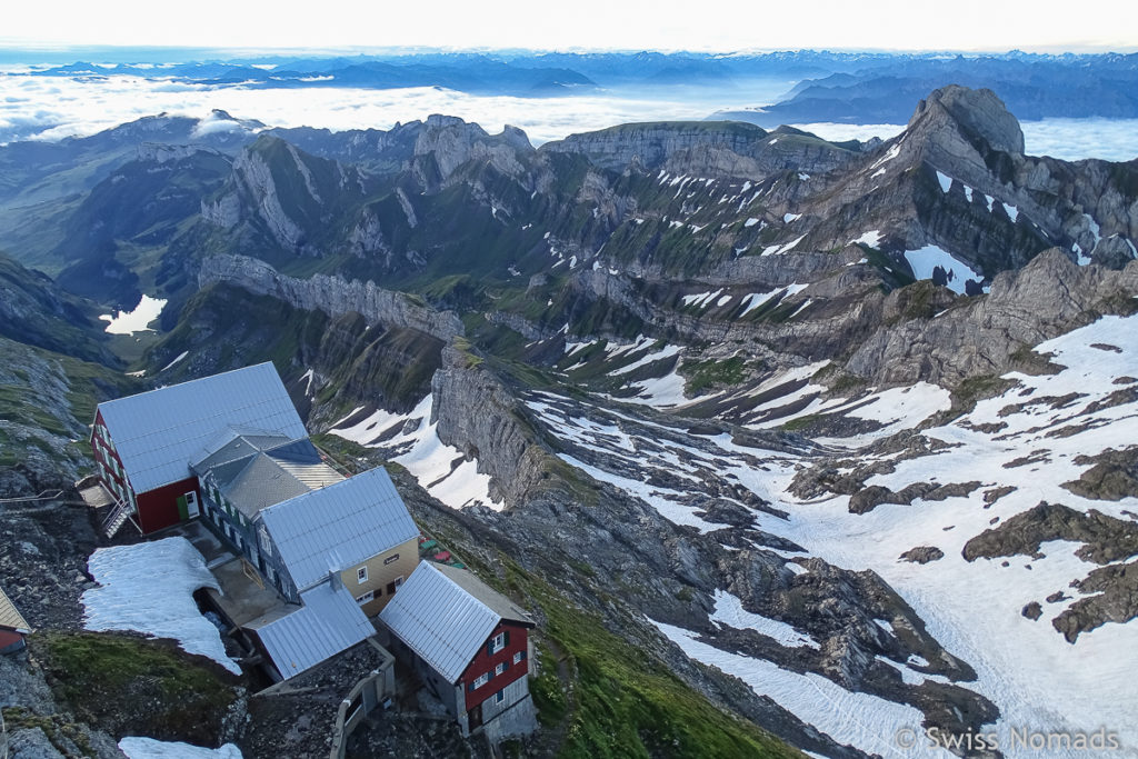 Aussicht vom Säntis auf das Berggasthaus Säntis