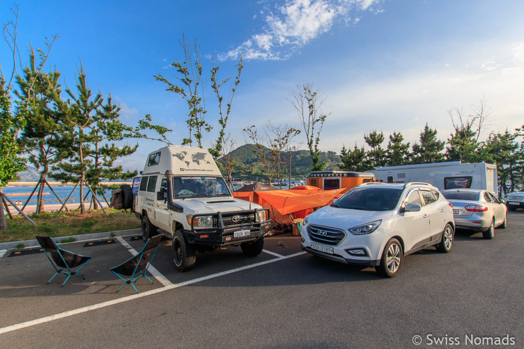 Camping auf einem Parkplatz am Strand in Südkorea