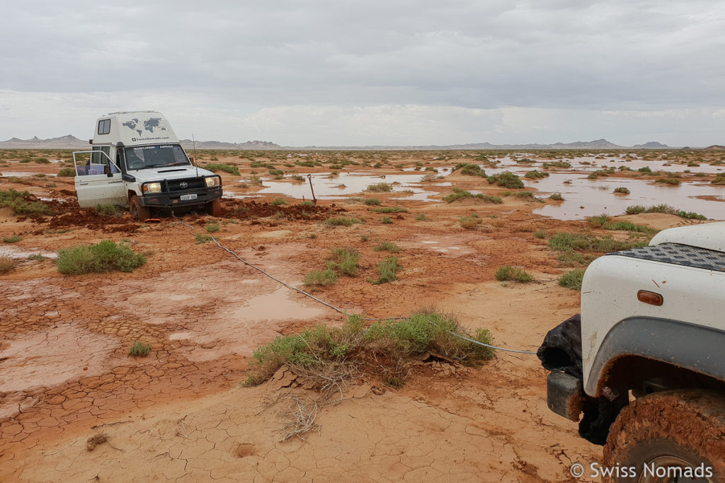 Bergung mit Seilwinde aus dem Schlamm in der Gobi Wüste