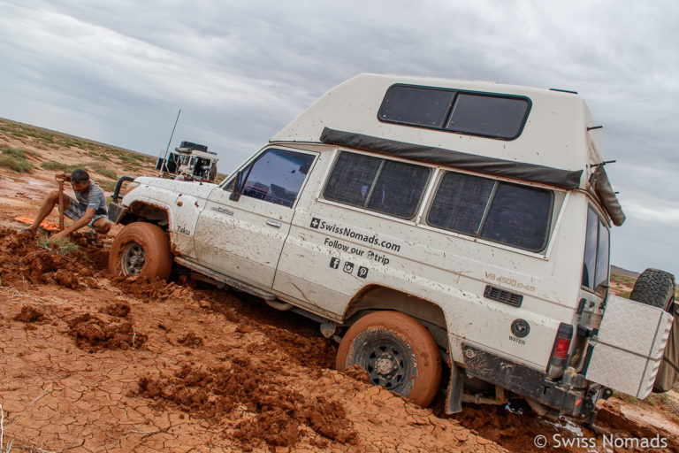 Im Schlamm stecken geblieben in der Gobi Wüste der Mongolei