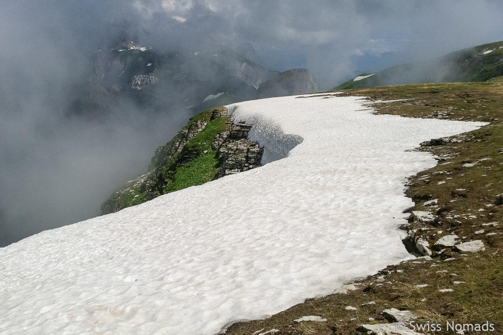 Schneefeld auf der Wanderung zum Chäserrugg