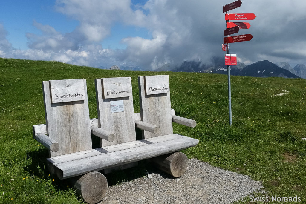 Sitzbank auf dem Rosenboden beim Wandern zum Chäserrugg