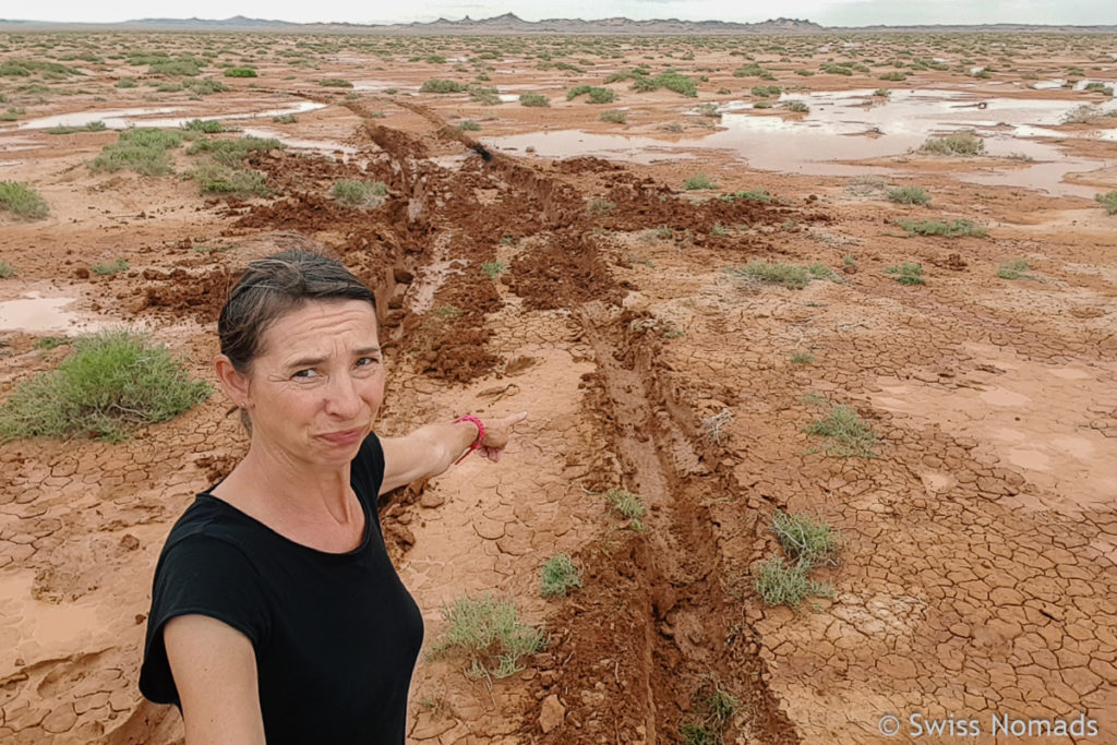 Spuren nach dem stecken bleiben im Schlamm der Gobi Wüste