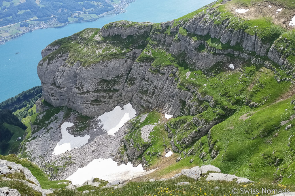 Aussicht auf den Walensee vom Wandern auf dem Chaäerrugg