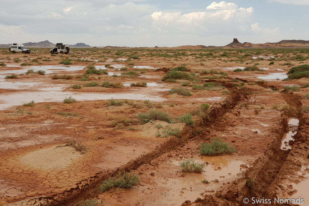 Weg durch den Schlamm in der Gobi Wüeste der Mongolei