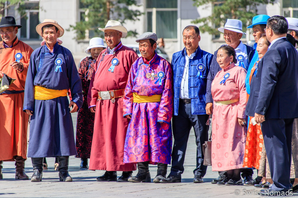 Besucher auf dem Dschingis Khaan Platz in Ulaanbaatar