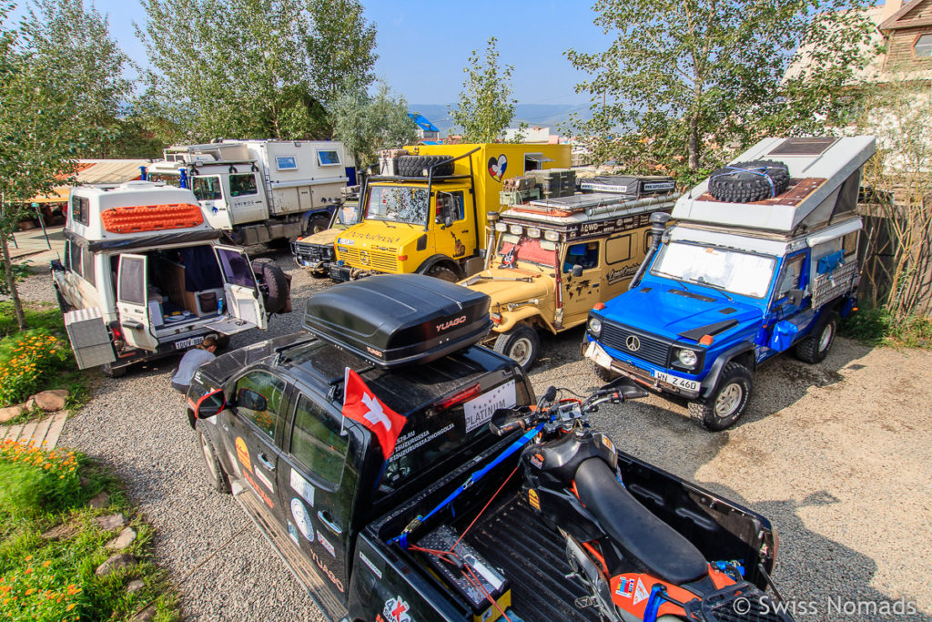 Overlander Fahrzeuge im Oasis Guesthouse in Ulaanbaatar
