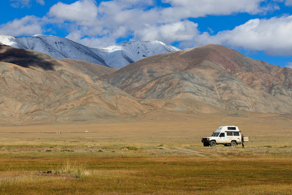 Camping zwischen den Berggipfeln des Altai Gebirge der Mongolei