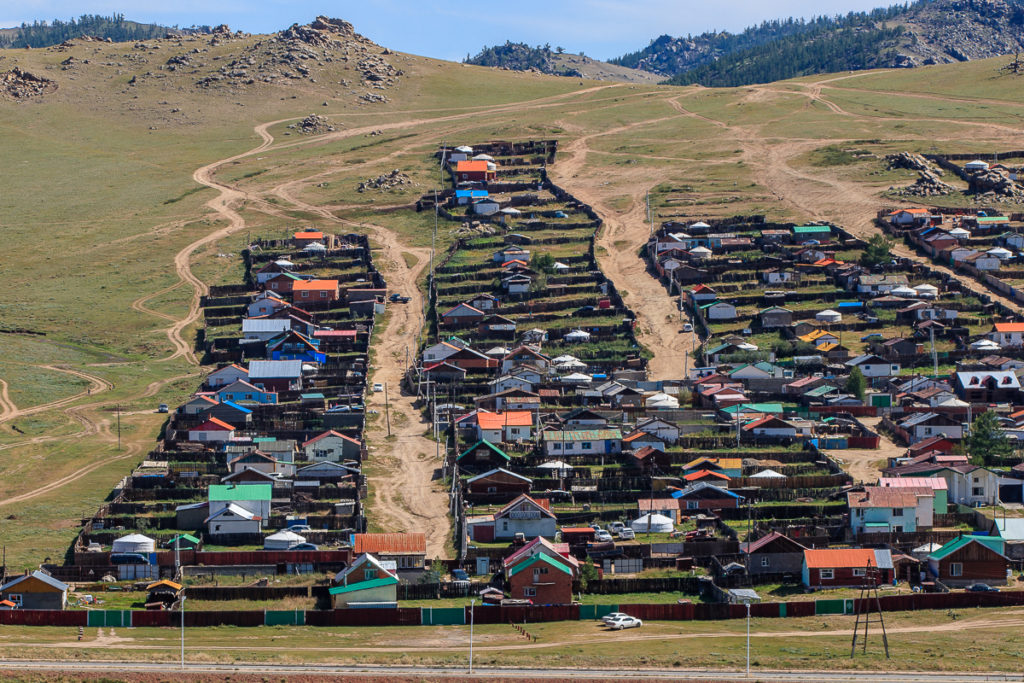 Häuser im Ort Tsetserleg in der Mongolei