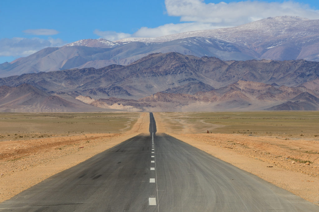 Strasse durch das Altai Gebirge in der Mongolei