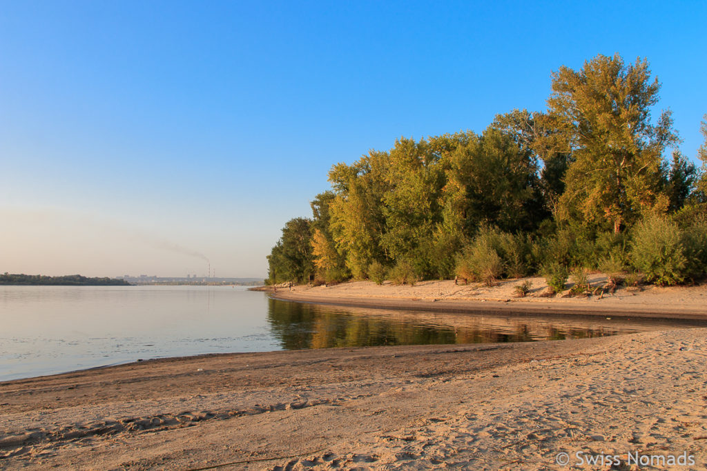 Schlafplatz am Fluss bei Nowosibirsk in Russland