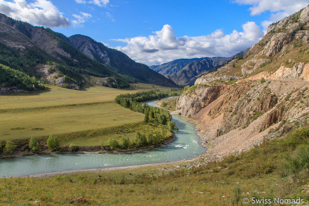 Der Tschuja Fluss am Chuysky Trakt von Sibirien