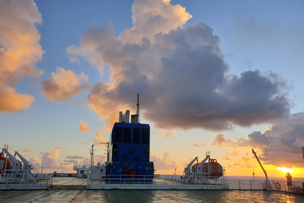 Abendstimmung auf dem Frachtschiff von Hamburg nach Montevideo