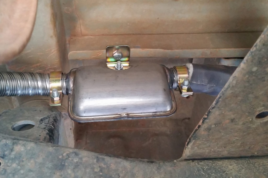 Montage des Auspuffs der Autoterm Planar 2D Diesel Standheizung