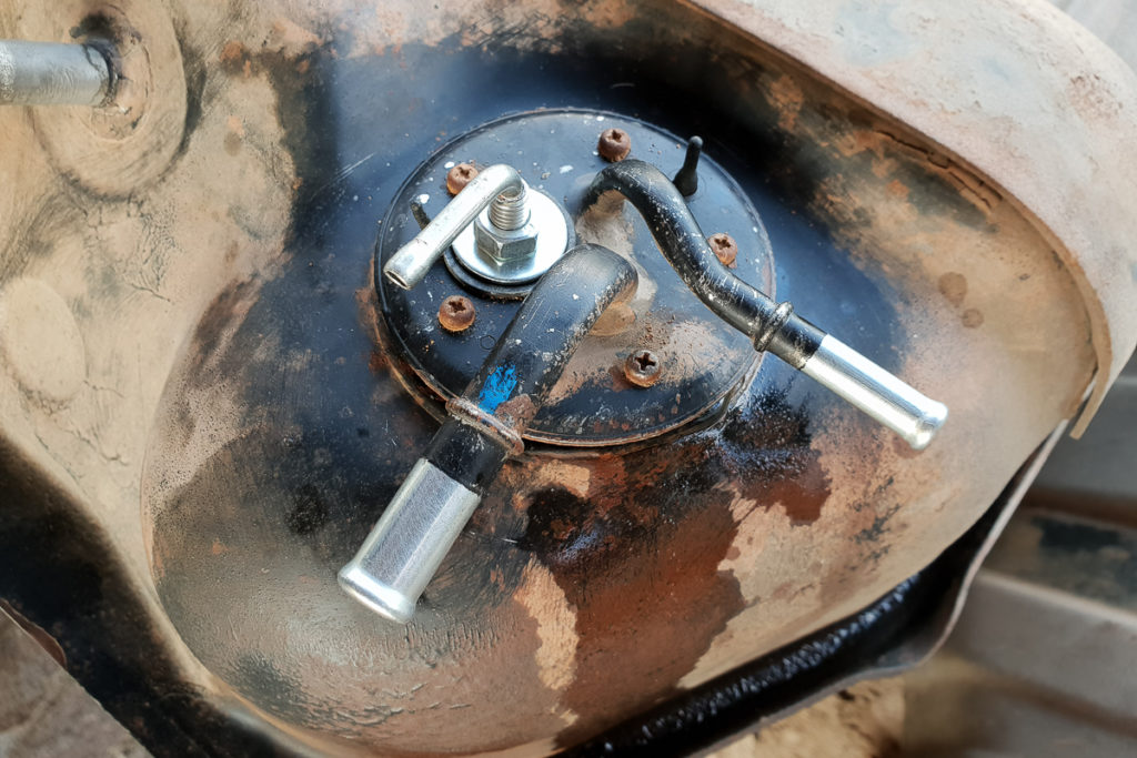 Einbau des Flansch der Autoterm Planar 2D Diesel Standheizung im Diesltank