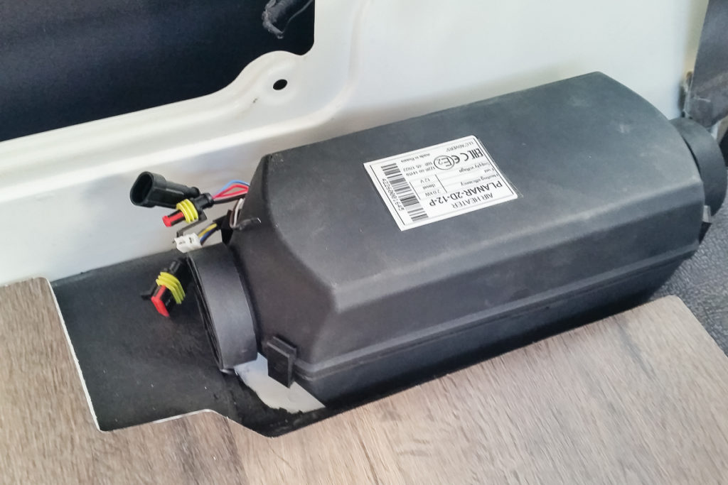 Autoterm Planar 2D Diesel Standheizung Eingebaut im LandCruiser