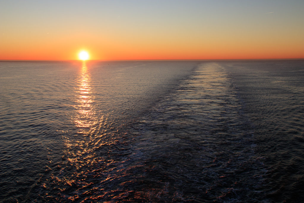 Digital Detox auf dem Frachtschiff mit Sonnenuntergang