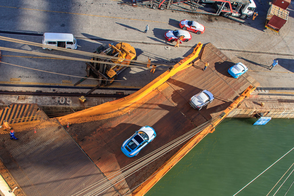 Porsche entladen vom Frachtschiff in Brasilien