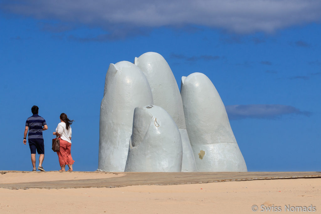 La mano en la arena Punta del Este