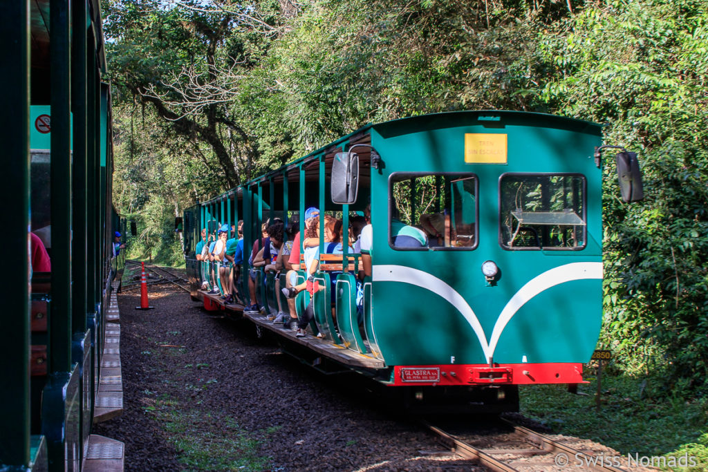 Touristen Zug Iguazu Wasserfälle