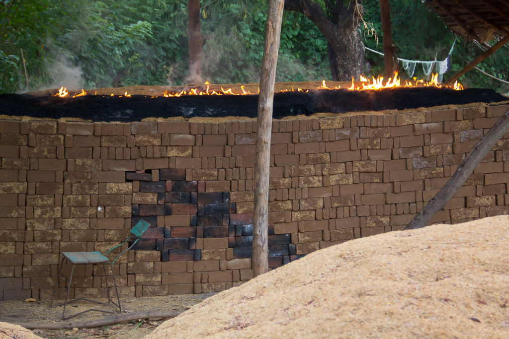 Feuer zum Backstein Brennen in Sri Lanka