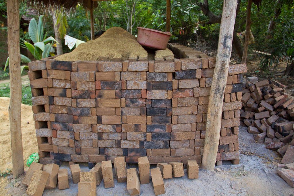 Stapel von Backsteinen zum brennen