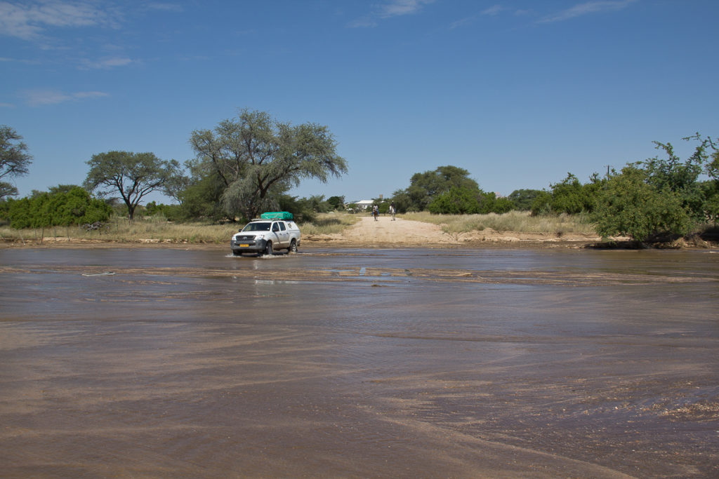 Flussdurchfahrt im Norden Namibias