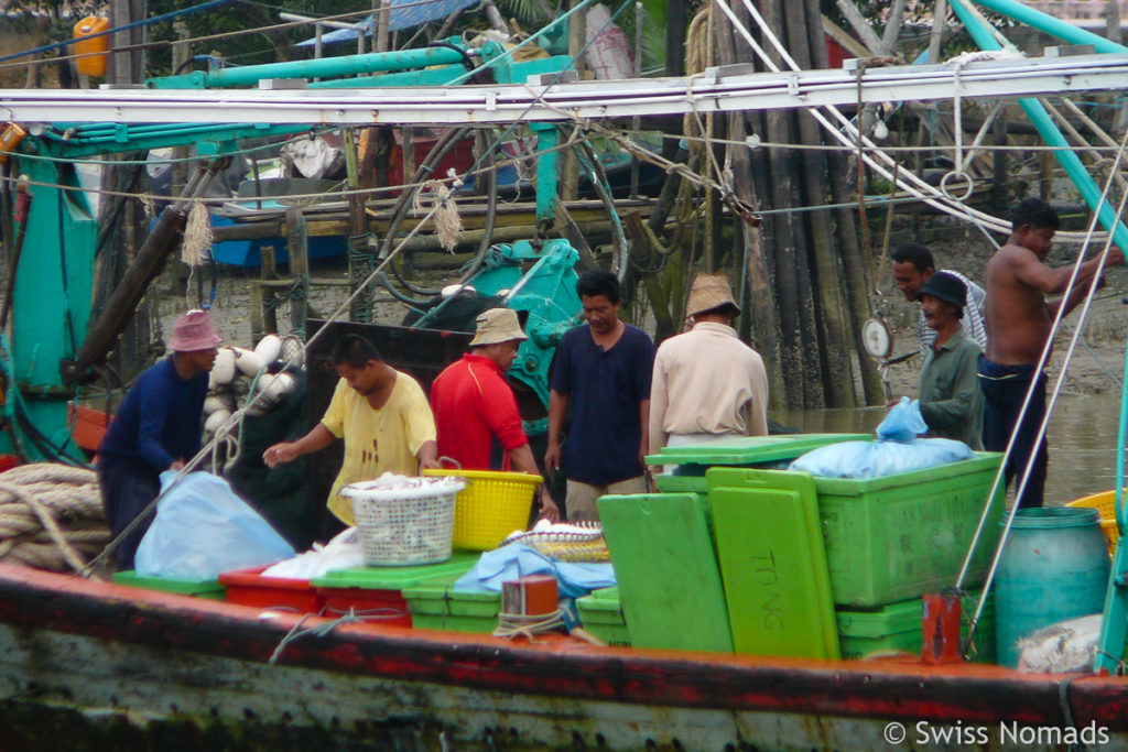 Fischer im Hafen Mersing