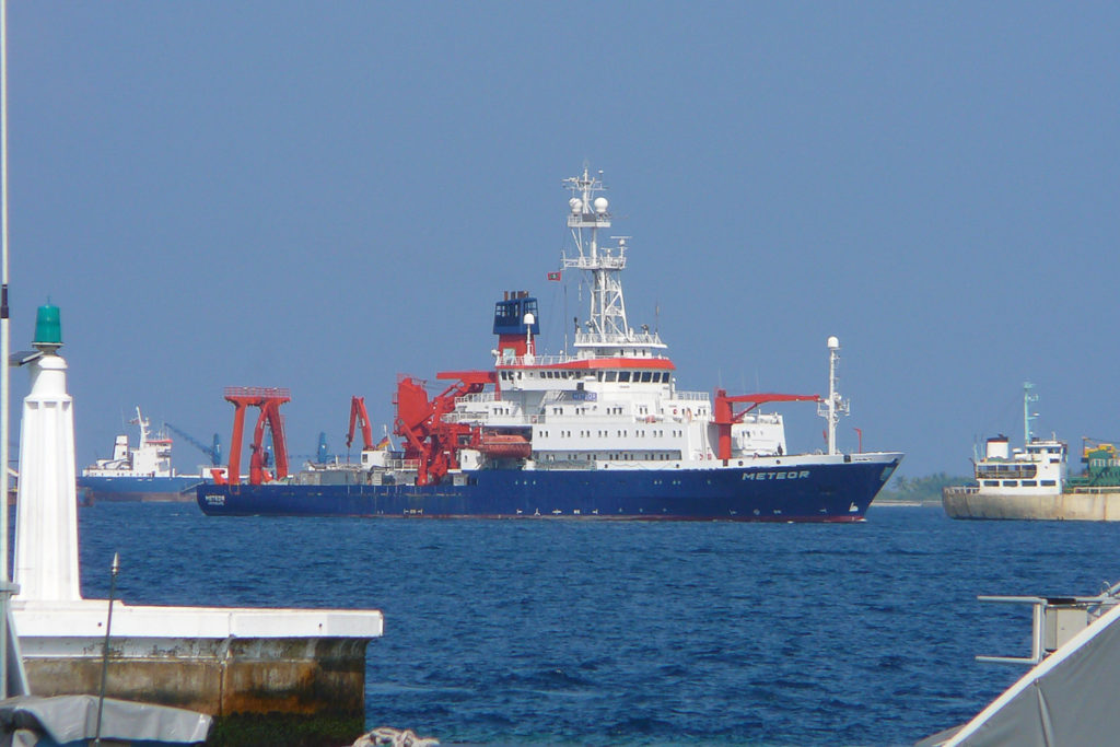 Ankunft im Hafen der Malediven