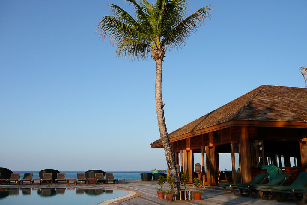 O Resort Bar auf der Malediven Insel Kuredu