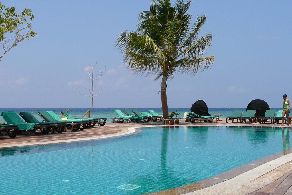 O Resort Pool auf der Malediven Insel Kuredu