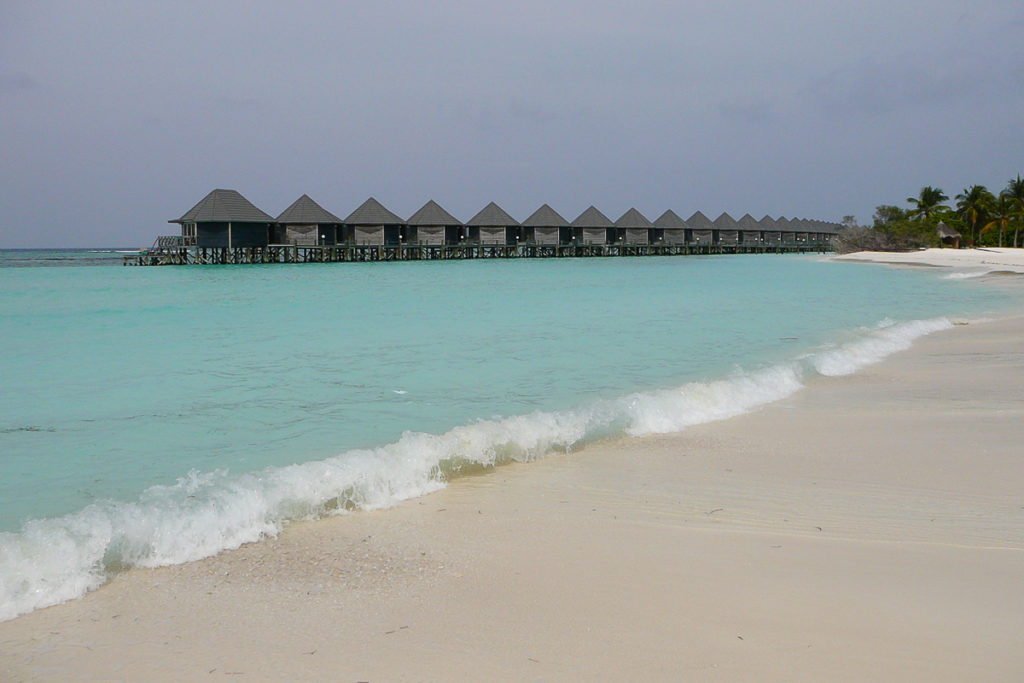 Wasserbungalows auf der Malediven Insel Kuredu