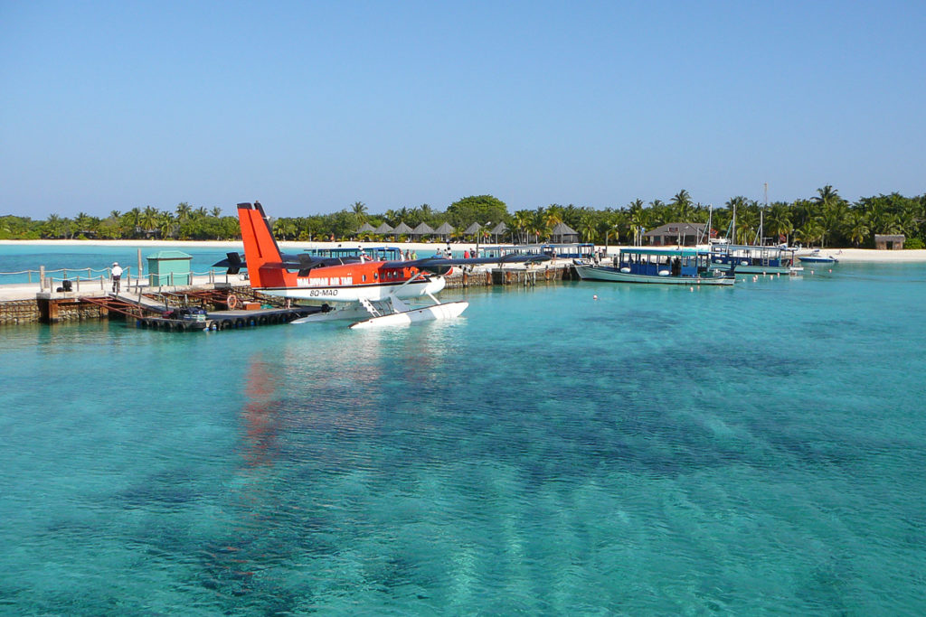 Wasserflugzeug am Steg der Malediven
