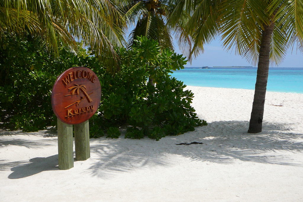 Wilkommensschild auf der Malediven Insel Kuredu